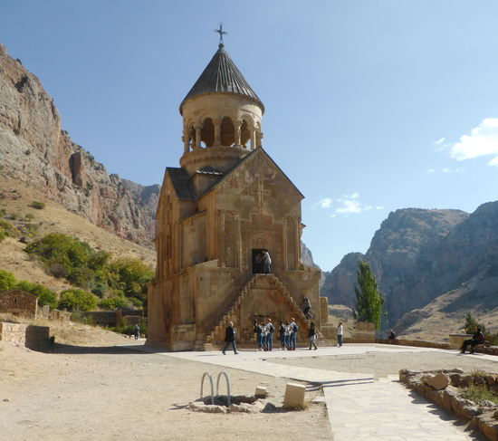 eine zwölfsäulige Rotunde krönt die Mausoleumskirche -  in den
drei Westsäulen sind - schwierig erkennbar - Reliefs der Madonna
und zweier Stifterfiguren eingemeißelt
