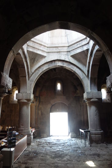 vier Trampen bilden den Ubergang vom zentralen Quadrat zum achteckigen Tambour mit vier Fenstern