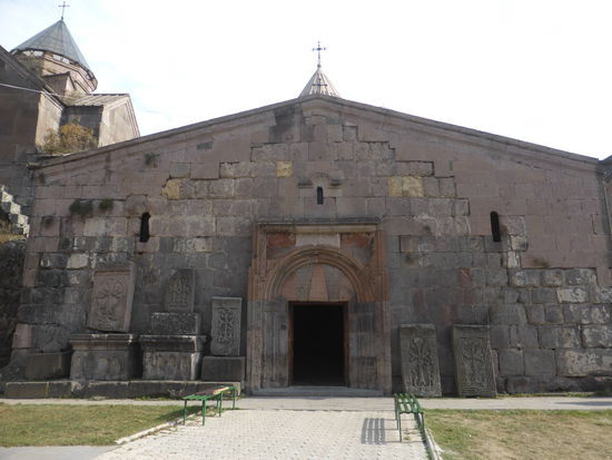Muttergotteskirche mit vorgelagertem Gavith