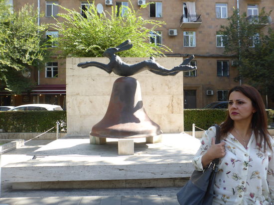 Nelli  - unsere Reiseleiterin in Armenien - vor einem der Kunstobjekte im Park