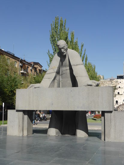 Statue von Eriwans Stadtplaner Alexander Tamanjan, der bereits in den 30er Jahren den Ursprungsentwurf für den Treppenbau angefertigt hatte - die massive Bronzeskulptur des Brasilianers Fernando Botero wird von den Einheimischen der 'fette schwarze Kater' genannt