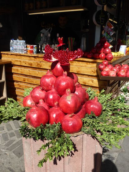 Granatäpfel scheinen besonders zu Armenien zu gehören; sie sind kunstvoll aufgeschichtet oder als Souvenir geschnitzt.