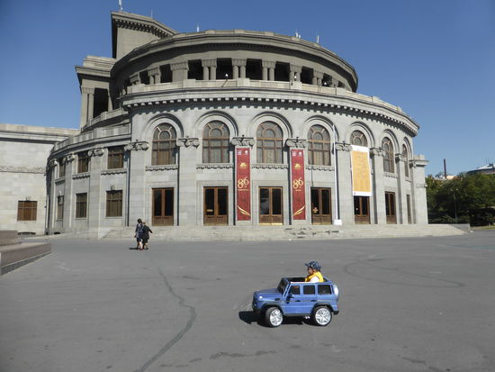 die motorisierten Spielzeugautos für Kinder sind in diesem Jahr - besonders in de Ostblockländern - der absolute Hit (Russland, Mongolei udn jetzt auch hier)