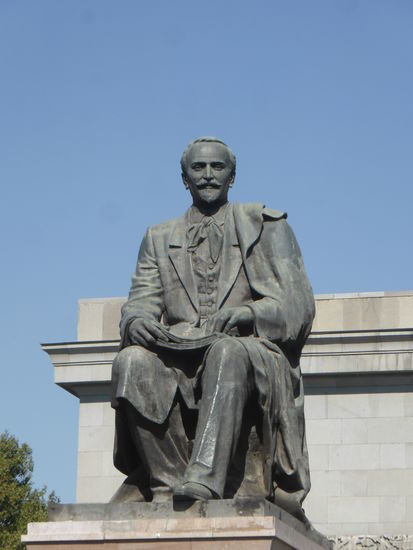 große Skulpturen gibt es zahlreich und überall - wir Touristen können mit den Namen der dargestellten Berühmtheiten meist allerdings nichts anfangen