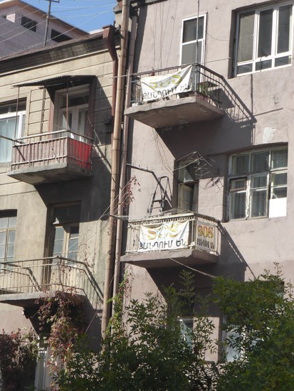 ein Blick in eine Seitenstrasse zeigt aber auch schon erste Schattenseiten