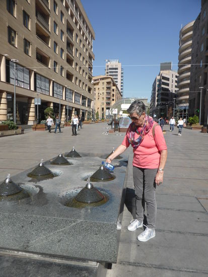 Überall in der Stadt findet man Wasserstellen mit Trinkwasser, an denen allerdings das Auffüllen von unseren ständig mitgeführten Wasserflaschen etwas scheirtig ist.