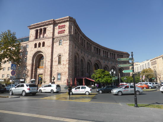 Marriot  - die Fassaden nennt man Lavash-Fasaden, da sie der Oberfläche des in Armenien vorherrschenden Lavash-Brotes ähnlen.