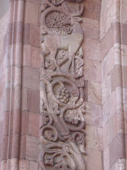 sie sind mit stark reliefierten Friesen geschmückt