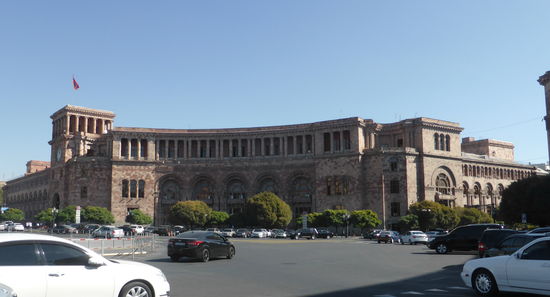 und schließlich das Regierungsgebäude