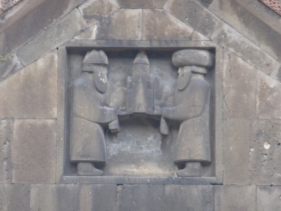 hier findet sich auch das Relief des Klosterstifters