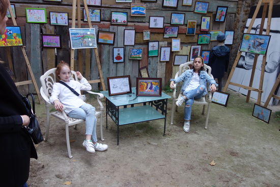 die Künstlerinnen präsentieren sich und ihre Werke