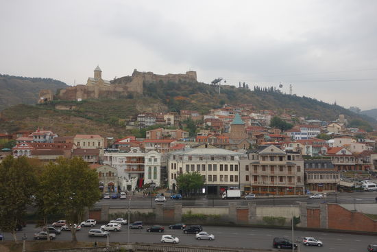 hoch über der Kala liegt die Narikala-Festung mit der Nikolai-Kirche