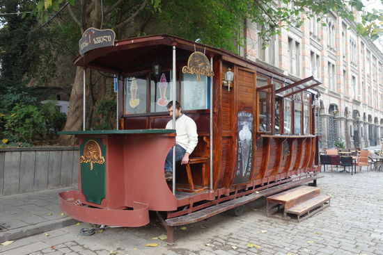 in einer Rekonstruktion eines Straßenbahnwagens befindet sich heute ein Café