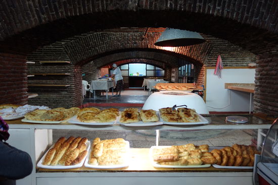 fast neben der Straßenbahn befindet sich eine Türe, die in den Keller zu einer von allen - Reiseführer, Reiseleiter und Einheimische - empfohlenen Bäckerei, wo auch wir mit einem Mittagssnack zuschlagen
