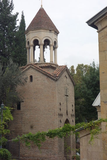 der Glockenturm steht abseits und stammt aus dem 15. Jh.