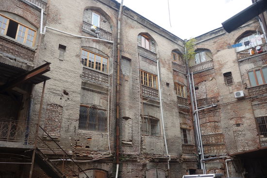 nicht alles ist eitler Sonnenschein - man kann auch in Hinterhöfe schauen, die alles andere als einladend erscheinen, obwohl hier eine Etage neue Fenster erhalten hat