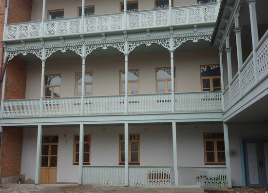 der mehrstöckige Bau mit umlaufendem gußeisernen Balkongittern ist hier ein Musterbeipiel
