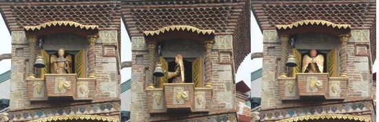 punkt 12.00 Uhr erscheint im oberen Stockwerk ein Engel - schlägt die Glocke und entschwindet wieder