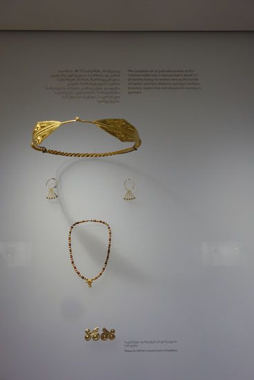 Kopfschmuck, Ohrringe und Halskette