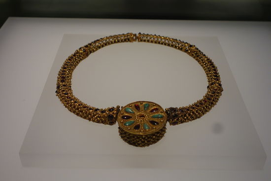 offene Halskette mit turquoise und almandine Einlagen