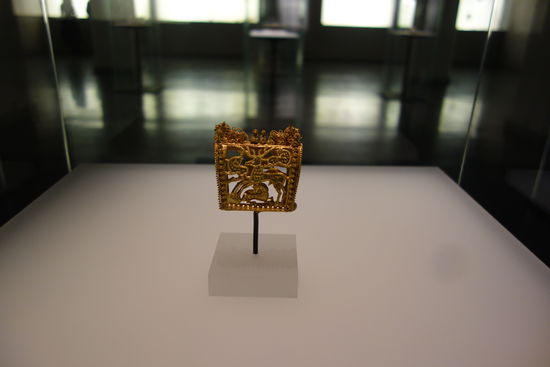 frühe Goldschmiedearbeit mit ausgestanztem Goldblech