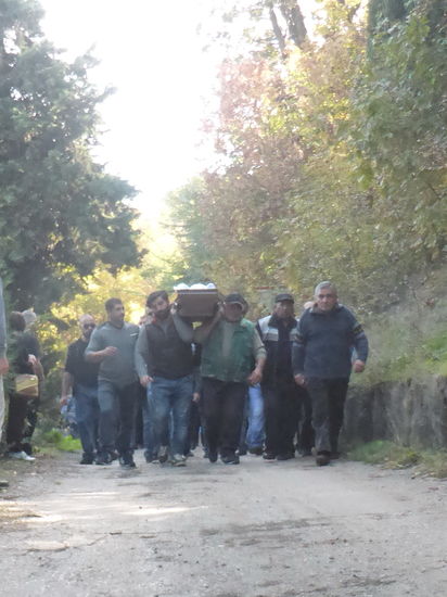 etwa makaber, aber wir erleben einen Trauerzug mit offfnem Sarg