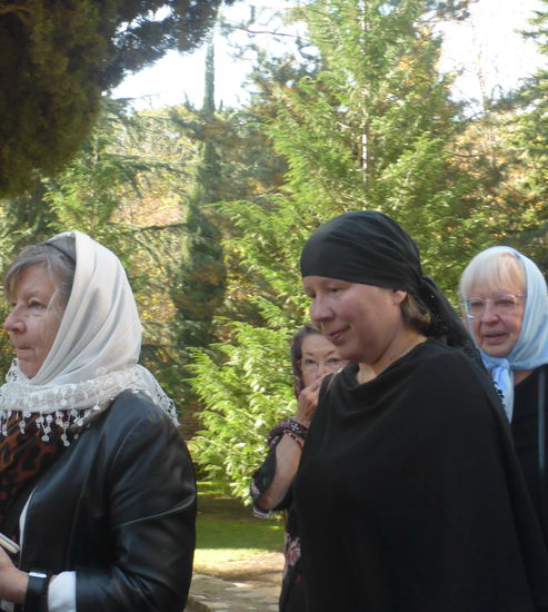 zahlreiche Glaübige besuchen das Kloster