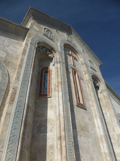 die dreieckigenNischen als stabilisierende Elementebder fasade kennen wir schon von armenischen Klöstern.