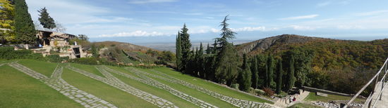vor der Kette des großen Kaukasus löiegt eine große Ebene, auf die man hinabschaut