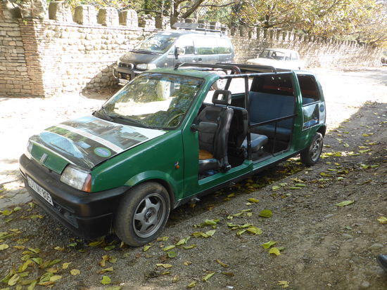 vor den Klostermauern: Souvenirläden und findige Bsstler für ein Openair-Taxi 
(verlängerter Fiat-Panda)