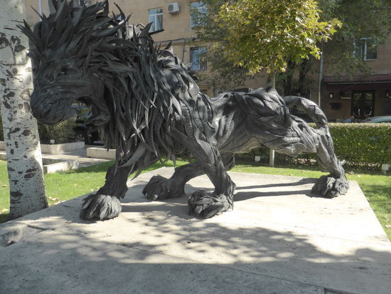 Kunstwrk aus Gummireifen