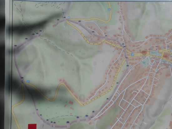 Der Stadtplan erklärt eine Besonderheit des Städtchens: im Prinzip ist das Innere des Mauerringes nicht bewohnt/ bebaut. Man erzählt sich, dass die Bewohner dies bewußt gemacht haben, um Angreifer zu täuschen um sie dann Betreten des Inneren gefangen setzen zu können.