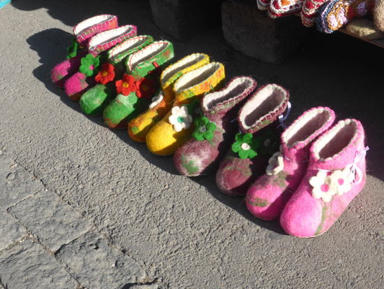 verwundert schauen wir auf die dicken gefütterten Filzhausschuhe - aber man sagt uns , dass es nächste Woche schon schneien wird