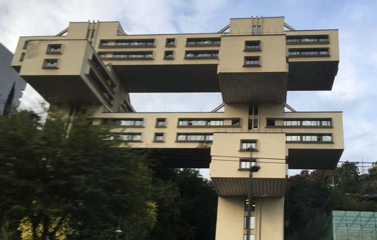 sogennanter Schubladenbau aus russischerZeit - könnte m.E. auch von L.D. Wright entworfen sein