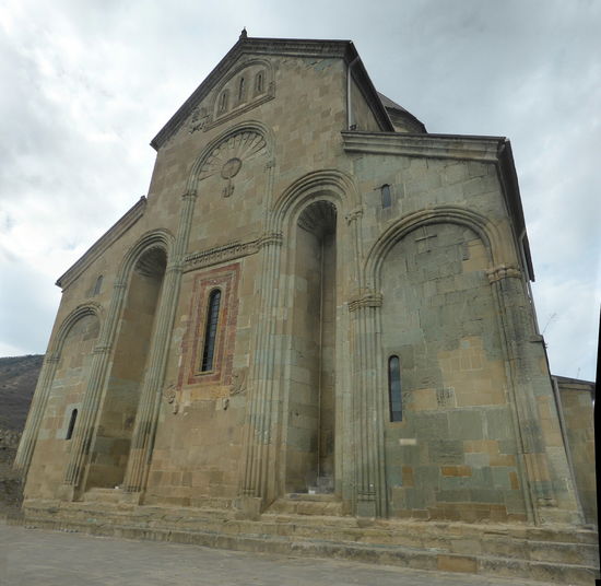 an der Hauptfassade befinden sich wieder die architektonisch wichtigen Stabilisierungsnischen, die wir bereits in Armenien kennengelernt haben