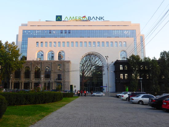 Bankgebäude mit interessanter Integration eines Baumes