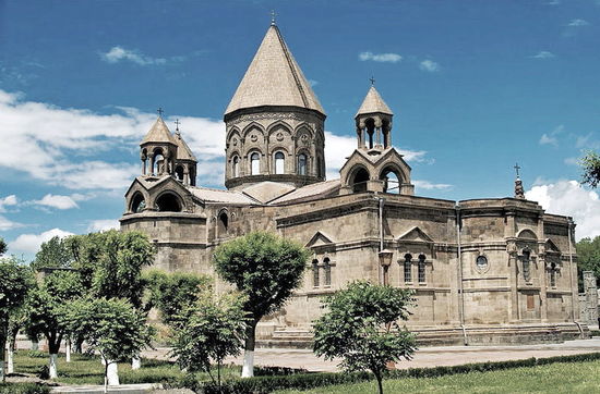 da die Kirche z.Zt. fast vollständig eingerüstet ist, bediene ich mich eines Bildes aus creative commons - Foto von Vigen Hakhverdyan