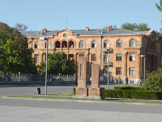 Im Nordosten mit Gebäuden, ist das Theologische Seminar, welches von Katholikos Georgios IV. 1874 erbaut wurde und nach ihm benannt ist.