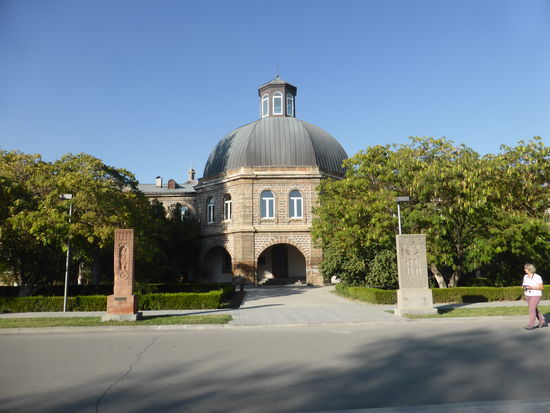 Im nordöstlichsten dieser Gebäude befindet sich die Administration.