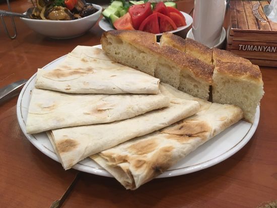 erste Begegnung mit Lavash - dem armenischen Brot (vorne)