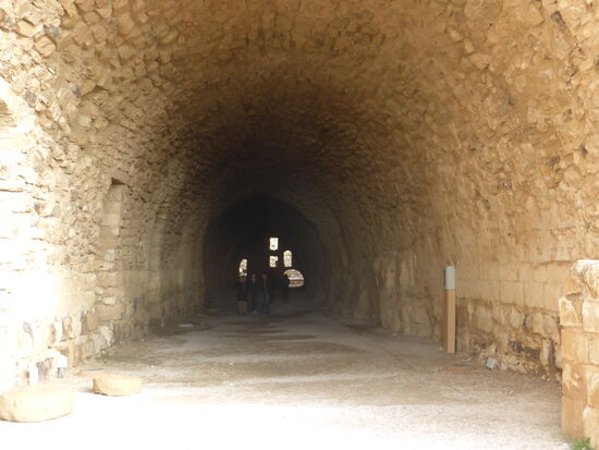 riesige Gewölbehalle -vermutlich Ställe und Wohngebäude