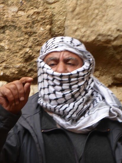 Khalil - unser Verwandlungskünstler - liebte sein Palästinsertuch