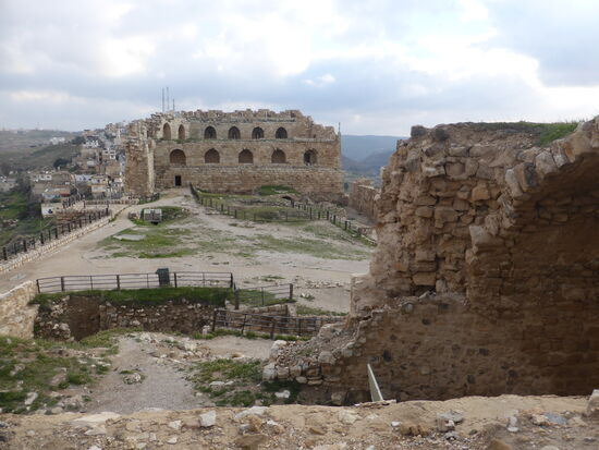 Blick auf den Wohnpalast und den Donjon