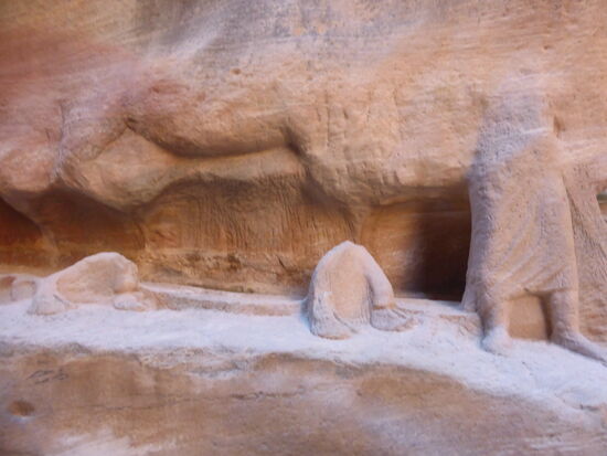 Fragmente eines Kamelkarawanen-Reliefs - 100 - 50 vChr.  - recht der Kameltreiber, in der Mitte die Füße eines Kamels