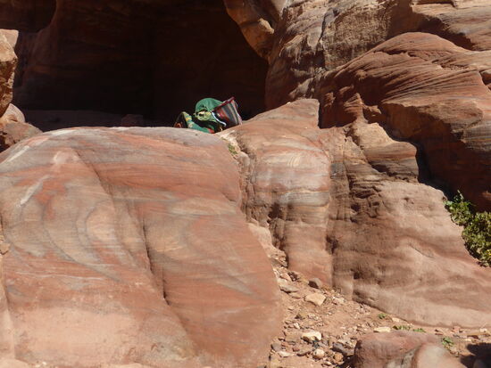 ein steiler Weg über unwegiges Gelände führt durch Höhlen vorbei an bunten Felsen zu immer neuen Ausblicken