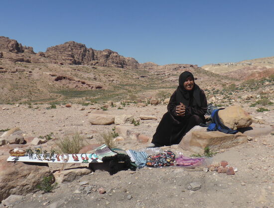 einsam in der Einöde versucht die Dame Souvenirs zu verkaufen