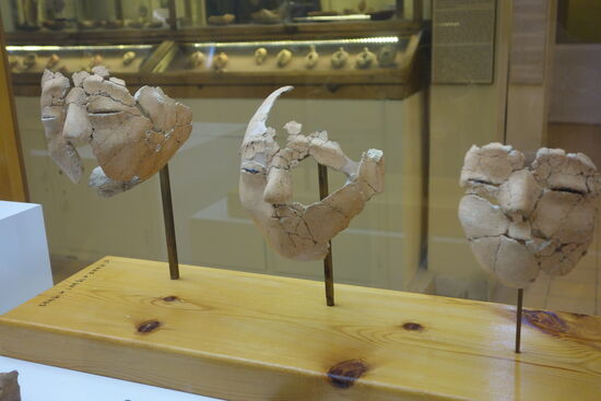 Ain Gazal Statuen - vermutklich die ältesten von Menchen geschaffenen Figuren - va. 8000 - 4000 v. Chr.