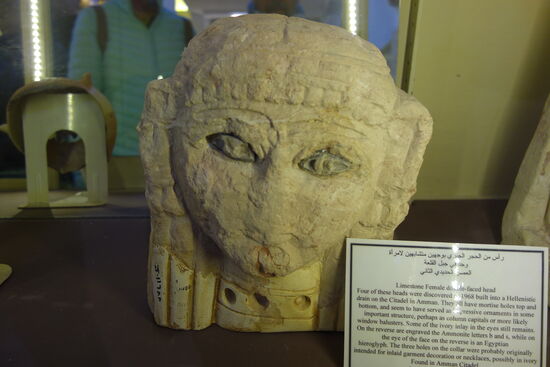 weiblicher Kopf mit doppelten Gesicht - Kalkstein
Fundort: Zitadelle Amman