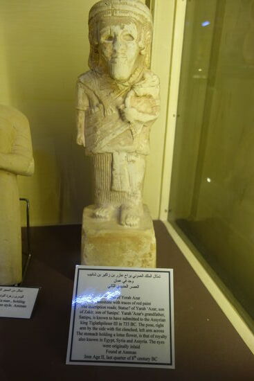 Statue von Yerah Azar -Kalkstein - 733 v. Chr. 
Armhaltung deutet auf königliche Herkunft