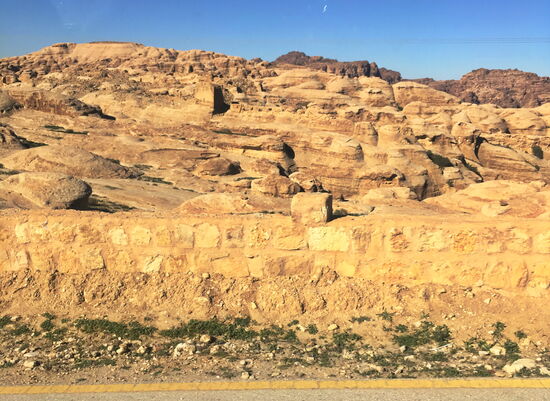 immer mit Blick auf die faszinierende Felslandschaft